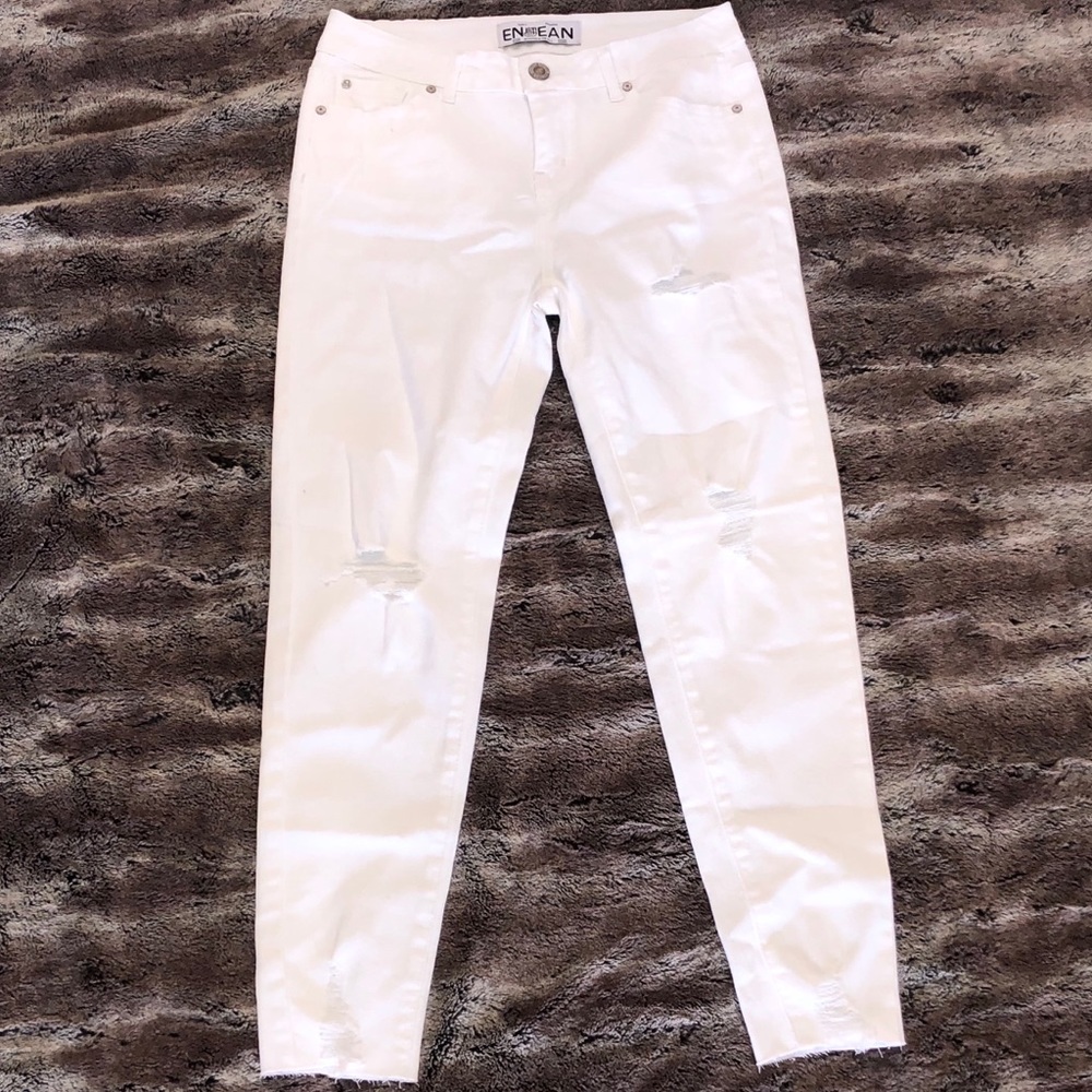 MADE IN THE USA! BNWOT distressed jeans.